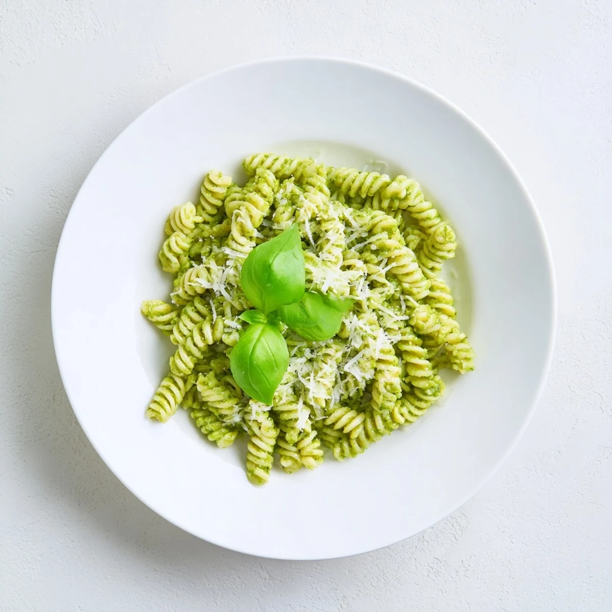 Genieße dieses cremige Creamy Sunflower Seed Pesto Pasta, frisch mit Zitrone und geriebenem Parmesan serviert.