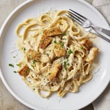 Cajun Chicken Alfredo mit garnierter Petersilie auf Teller, cremige Soße ummantelt Nudeln