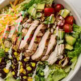 Ein leckeres Crunchy Taco Chicken Salad mit gewürztem Hühnchen, knackigen Taco-Schalen und cremiger Sauce.  