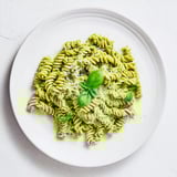 Dieses cremige Creamy Sunflower Seed Pesto Pasta ist perfekt für ein schnelles vegetarisches Abendessen für vier Personen.  
