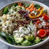 Herzhafte Rainbow Buddha Bowl mit Quinoa, süßen Karotten und cremigem Avocado.