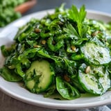 Gesundes Glänzender Grüner Salat serviert als erfrischender Hauptgang oder leichte Beilage.