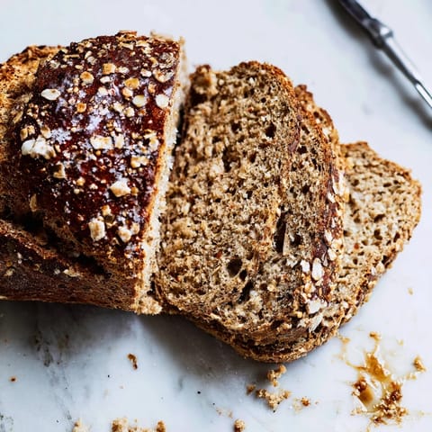 Köstlicher, deutscher Fleischlaib mit aromatischen Gemüse und würziger Glasur.  