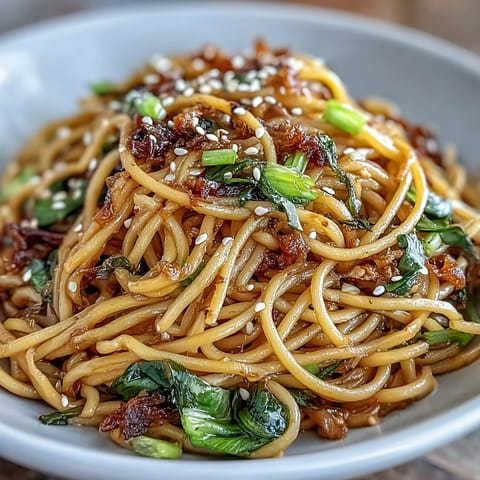 2. Aromatische Ingwer-Schnittlauch-Nudeln mit sautiertem Grünzeug, garniert mit Sesam und Chili für extra Schärfe.